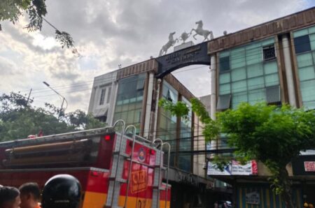 Ruko Landmark Kayoon Surabaya Terbakar, 9 Mobil Pemadam Dikerahkan Foto BeritaJatim.com