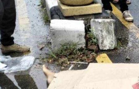 Motor Jatuh dan Tabrak Minibus, Remaja Pamekasan Meninggal Seketika Foto BeritaJatim.com