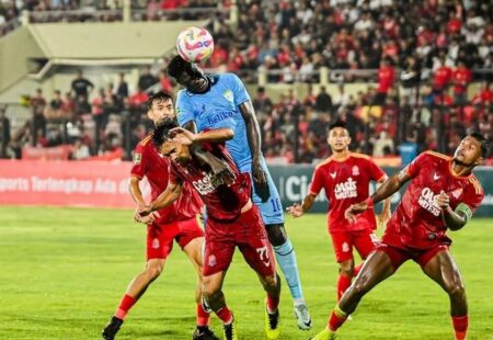 Persela Curi Satu Poin dari Markas Persijap Foto BeritaJatim.com