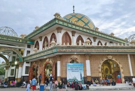 Makam Syaikhona Kholil Bangkalan Dibanjiri Peziarah Foto BeritaJatim.com