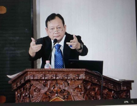 Usung Disertasi Tentang Pembayaran Ganti Rugi Korban Penipuan, Advokat Johan Widjaja Sukses Raih Gelar Doktor Foto BeritaJatim.com
