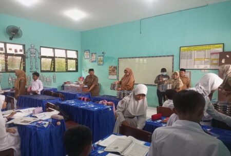 Dapur SPPG Sidoarjo Distribusikan 399 Porsi Makan Bergizi Gratis di SDN Larangan Foto BeritaJatim.com