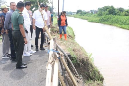 PUBM Pasangi Bambu dan Gedek di Tanah Amblas Terkikis Sungai Desa Prambon Foto BeritaJatim.com