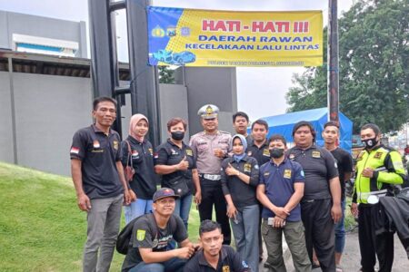 Satlantas Polres Sidoarjo dan Relawan Pasang Imbauan di Jalur Rawan Kecelakaan Foto BeritaJatim.com