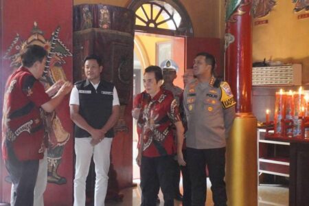 Hari Raya Imlek, Plt Bupati Sidoarjo Kunjungi Klenteng Tjong Hok Kiong Foto BeritaJatim.com