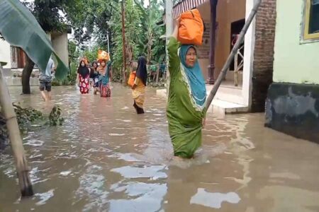 Warga Kota Pasuruan Jebol Plengsengan Sungai Welang, Atasi Banjir Tiga Hari Foto BeritaJatim.com