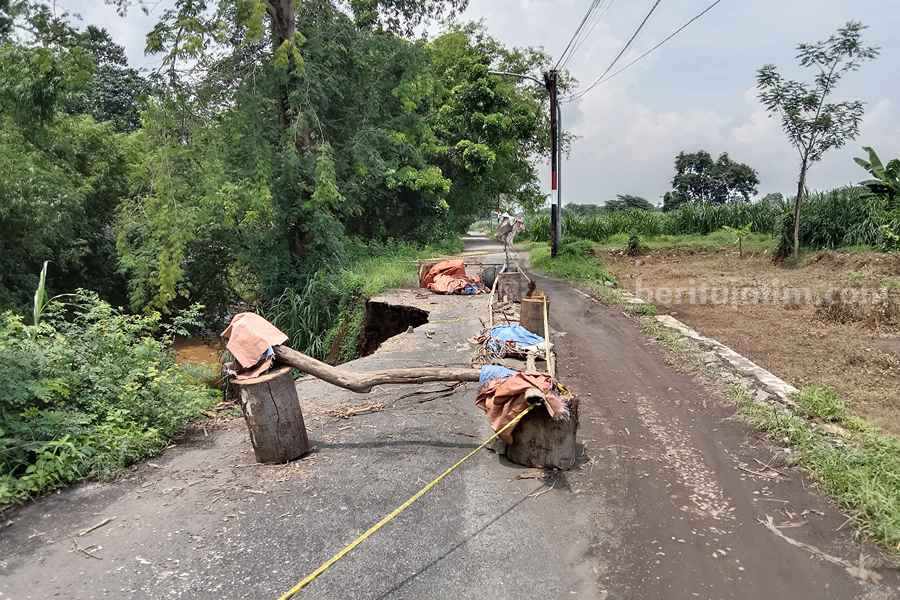 Jalan Tundosoro Pasuruan Kian Rusak, Warga Menanti Perbaikan Berbulan-bulan Foto BeritaJatim.com