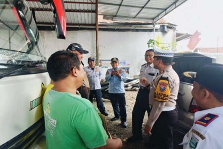 Polres Probolinggo Gelar Ramp Check Bus Pariwisata untuk Cegah Kecelakaan Foto BeritaJatim.com