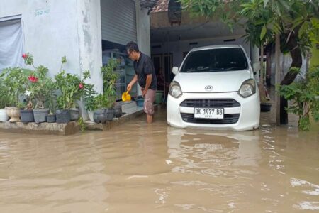 Banjir Rendam 3 Kecamatan di Pasuruan, Imbas Luapan Sungai Wrati Foto BeritaJatim.com