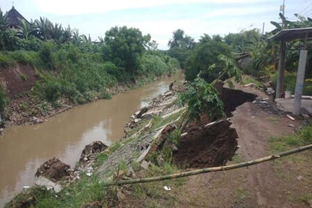Plengsengan Sungai Kambeng di Gempol Longsor 100 Meter Akibat Hujan Deras Foto BeritaJatim.com
