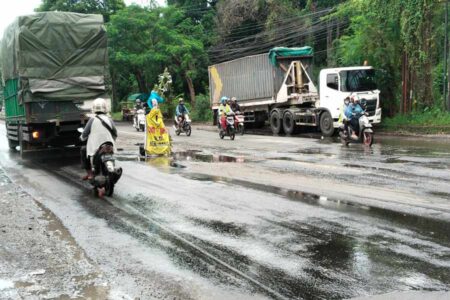 Banyak Jalan Berlubang di Bangil Pasuruan, Masyarakat Beri Himbauan Foto BeritaJatim.com