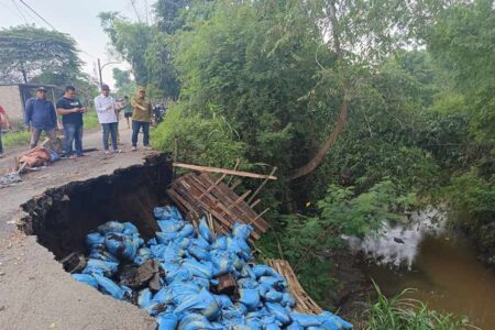 DPRD Kabupaten Pasuruan Prioritaskan Perbaikan Jalan Ambrol di Tundosoro Foto BeritaJatim.com