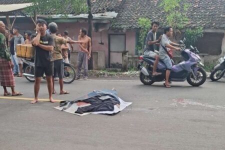 Tragis! Pemotor Asal Leces Tewas Terlindas Truk di Jalan Raya Lumajang-Probolinggo Foto BeritaJatim.com