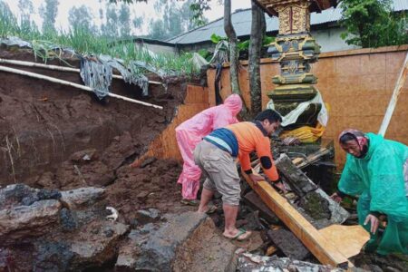 Hujan Deras Picu Longsor di Lereng Bromo Pasuruan, Pura dan Rumah Warga Rusak Foto BeritaJatim.com