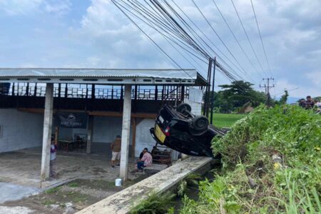 Hindari Motor di Depannya, Sigra Hitam Nyungsep di Parit Foto BeritaJatim.com