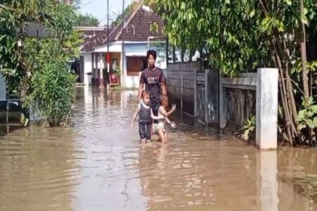 Banjir Landa Pasuruan, 8 Kecamatan Tergenang Foto BeritaJatim.com