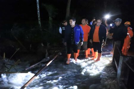 Dampingi Pj Gubernur, BPBD Jatim Langsung Tangani Dampak Banjir Bandang Bondowoso Foto BeritaJatim.com