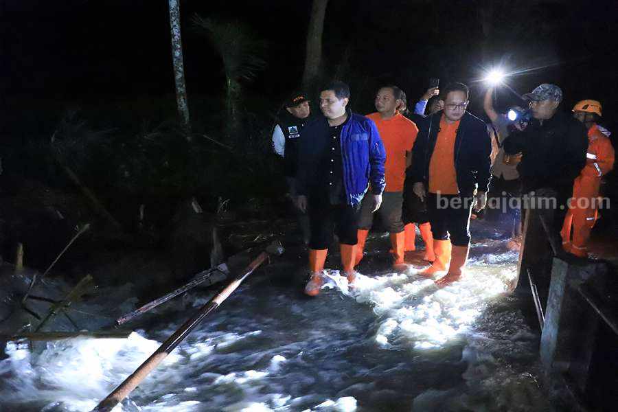 Dampingi Pj Gubernur, BPBD Jatim Langsung Tangani Dampak Banjir Bandang Bondowoso Foto BeritaJatim.com