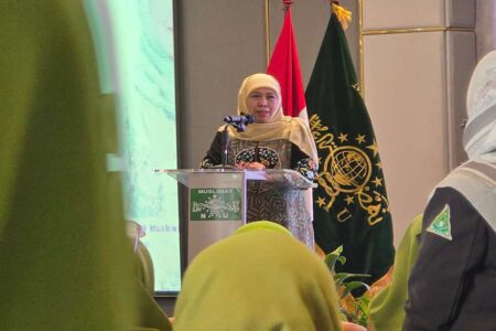 Khofifah Sampaikan Duka Meninggalnya Bendum Demokrat: Pribadinya Ramah Foto BeritaJatim.com
