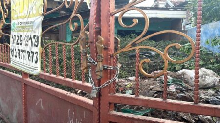 DLH Surabaya Bersihkan Sampah di Rumah Kosong, Terabaikan Sejak 2024 Foto BeritaJatim.com