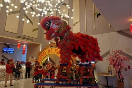 Sambut Tahun Baru Imlek, Midtown Residence Surabaya Sajikan Menu Autentik dan Atraksi Barongsai Foto BeritaJatim.com