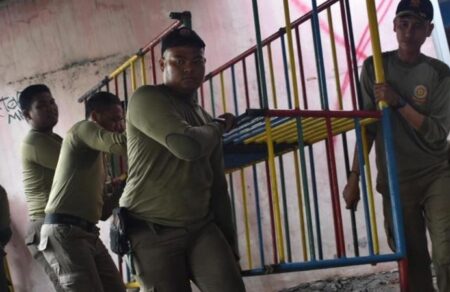 Satpol PP Surabaya Angkut Piala, Mainan, dan Pagar TK Jalan Manukan Subur Foto BeritaJatim.com
