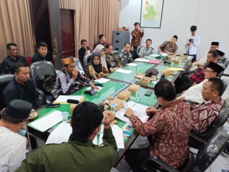 Guru PPPK Paruh Waktu Gruduk DPRD Tulungagung, Minta Gaji Lebih Layak Foto BeritaJatim.com