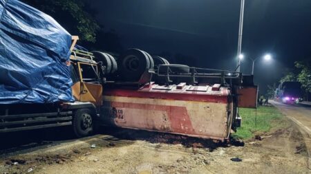 Truk Bermuatan Minyak Terguling dalam Kecelakaan di Tuban Foto BeritaJatim.com