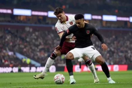 Gol Kemenangan Dramatis Aston Villa Rayakan Ultah Satu Setengah Abad Foto BeritaJatim.com