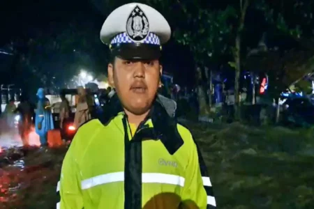 Banjir di Jalan Raya Pasir Putih Situbondo, Lalu Lintas Ditutup Total Foto BeritaJatim.com