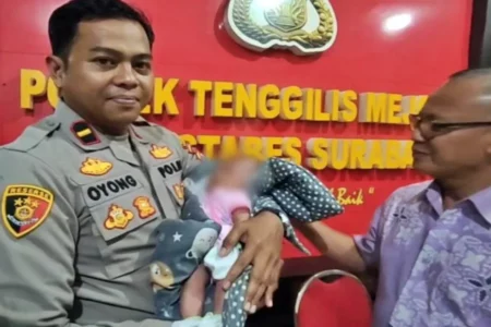 Bayi Perempuan Ditemukan Menangis di Pinggir Jalan Surabaya saat Hujan, Ada Surat Wasiat Foto BeritaJatim.com