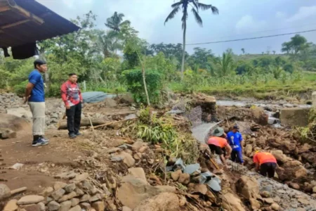 Pasca Banjir Bandang, Tepian Sungai Gunungsari Bondowoso Dipasang Bronjong Batu Foto BeritaJatim.com