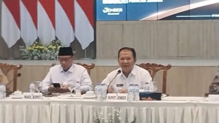 Bupati Hendy Minta Pemprov Jatim Membeton Jalan yang Dilewati Truk PT Imasco di Jember Foto BeritaJatim.com