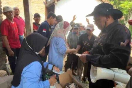 Tekan PMK, Disperta Mojokerto Periksa Kesehatan Hewan di Pasar Pandanarum Foto BeritaJatim.com