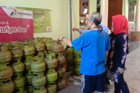 Tanggapan Ekonom UGM Dampak Larangan LPG 3 Kg: Konsumen Kesulitan, Pedagang Gulung Tikar Foto BeritaJatim.com