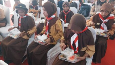 Pramuka Kwarda Jatim Pelopori Simulasi Makan Bergizi Gratis di Jember Foto BeritaJatim.com