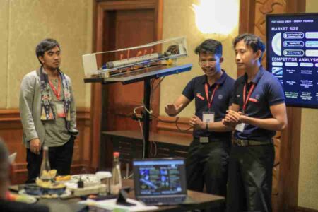 Mahasiswa ITS Surabaya Ciptakan Pembersih Panel Surya Otomatis Foto BeritaJatim.com