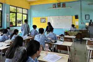Guru Honorer: Profesi yang Tidak Dibutuhkan di Indonesia Foto BeritaJatim.com
