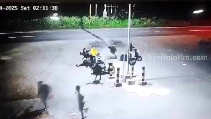 Viral Video Begal Bersenjata Pedang Rampas Motor 3 Remaja di Mojokerto Foto BeritaJatim.com