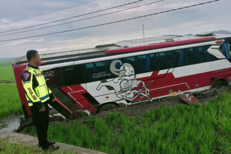 Bus Tabrak Pikap di Ngawi, Sopir dan Kenek Kabur, 1 Tewas Foto BeritaJatim.com