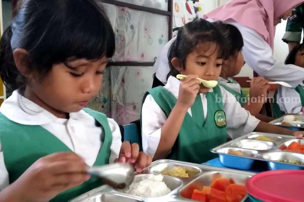 Magetan Mulai Makan Bergizi Gratis, Ini Respon Sekolah dan Ortu Foto BeritaJatim.com