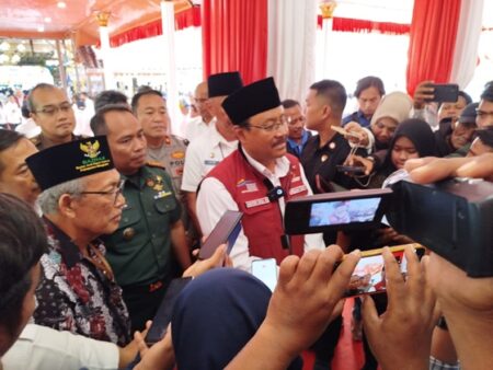 Mensos Gus Ipul Salurkan Bantuan Rp650 Miliar ke Bangkalan Foto BeritaJatim.com