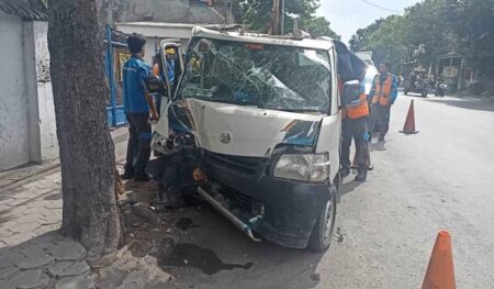 Pengemudi Mobil PLN Tewas Usai Tabrak Pohon di Gresik Foto BeritaJatim.com