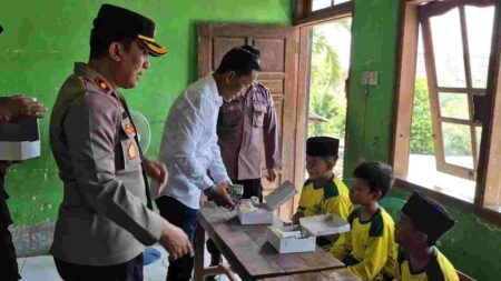 Polres Mojokerto Kota Bagikan Makan Bergizi Gratis Foto BeritaJatim.com