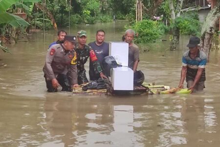Bengawan Solo Meluap Rendam 16 Desa di Ngawi Foto BeritaJatim.com