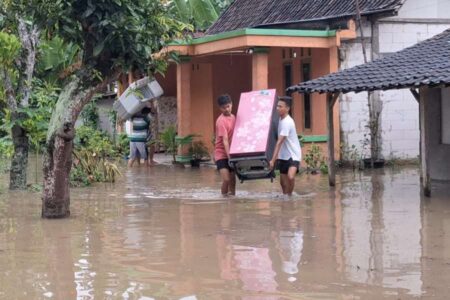 Kepanikan Warga Ngawi Selamatkan Harta saat Bengawan Solo Meluap Foto BeritaJatim.com