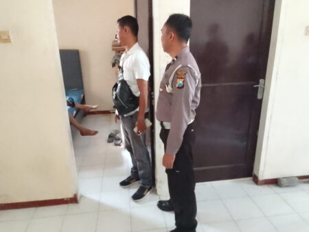 Lansia Tak Bernyawa Gegerkan Warga Perum Bunga Resident Menganti Gresik Foto BeritaJatim.com
