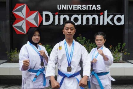 Tiga Atlet Karate Universitas Dinamika Raih Medali Emas di Kejuaraan Internasional Foto BeritaJatim.com