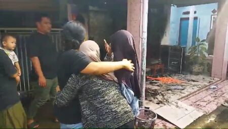 Rumah di Mojokerto Terbakar, Pemilik Menangis Histeris Foto BeritaJatim.com