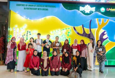 Sastra Polandia Bertemu Kaligrafi China: Diskusi Budaya Inspiratif di PBSI Unisma Foto BeritaJatim.com